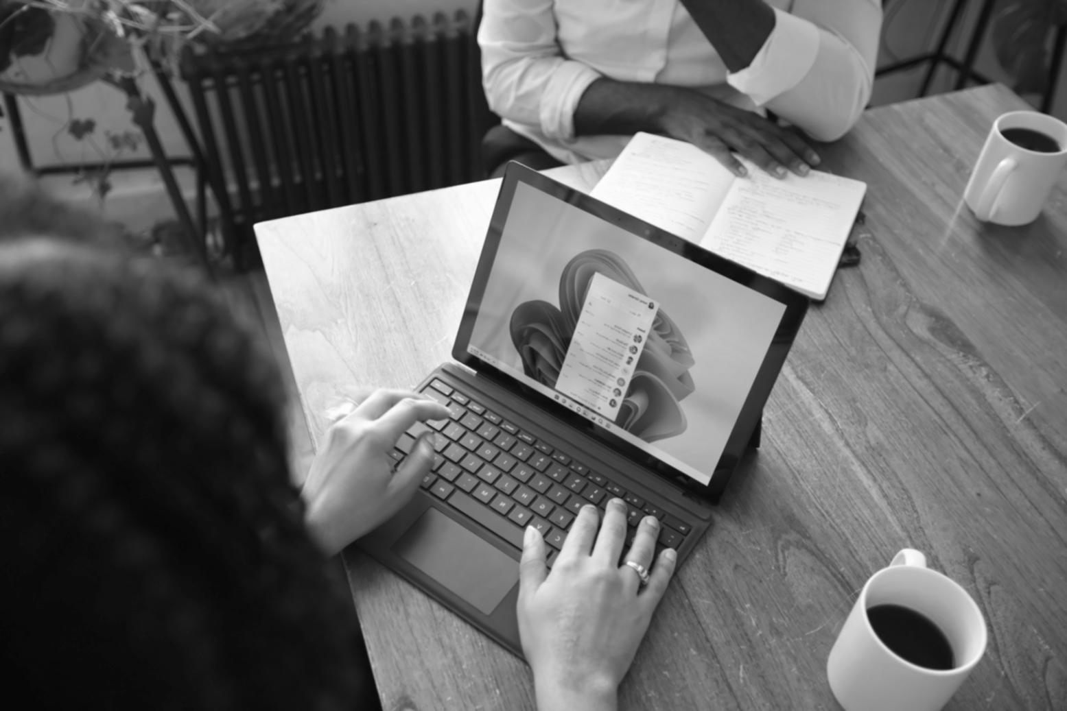 Profesionales trabajando en análisis presupuestario colaborativo